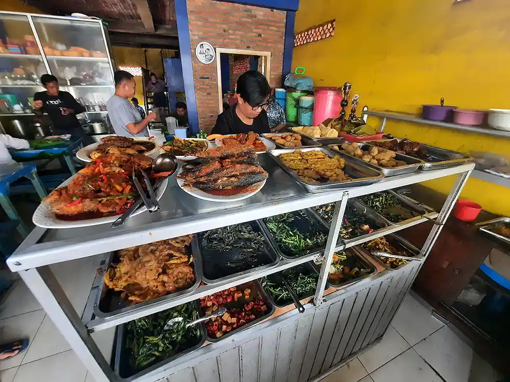 Warung Andra: Santapan Harian yang Menggugah Selera di Jl. Sendang